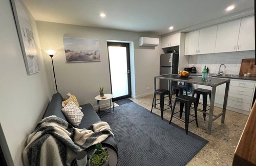 Devonport Apartment | Central Devonport 1 Bedroom Loft Apmnt & Aircon