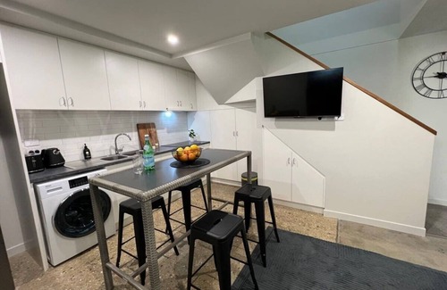 Devonport Apartment | Central Devonport 1 Bedroom Loft Apmnt & Aircon