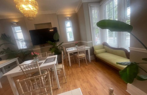 Norwich House | Central Hotel