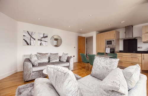 Leeds Apartment | Central Leeds Dock Apt, Free Secure Parking! 2 Bed