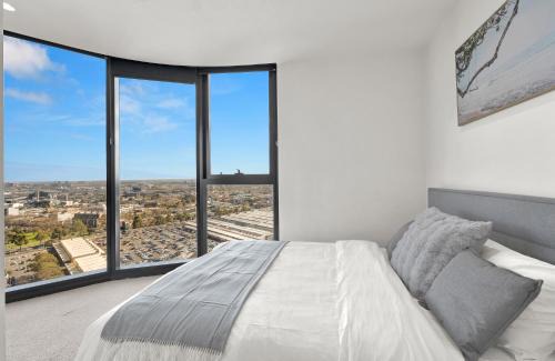 Melbourne Central Business District Apartment | Central Location CBD Escape - Stunning Views, Pool and Gym Access