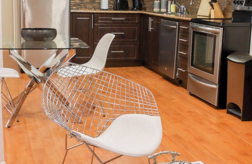 East Credit Apartment | Central Mississauga Modern Apartment | Free Parking