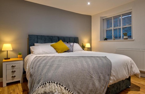 Stamford Apartment | Central Stamford Retreat - Stylish 2-Bed Apartment & Parking