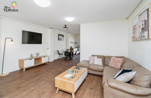 Temora Apartment | Central Studio - 290A Little Baker