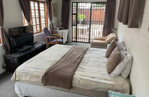 Greater Johannesburg Metropolitan Area Apartment | Central suburban suite in the heart of Joburg