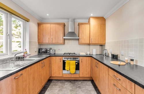 Norwich House | Central Townhouse 2 bedr/w fully equipped kitchen/washing machine & Parking- Ginger & Gold ltd
