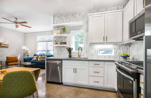 North Loop House | Central, Walkable, Close to UT! | The Loop