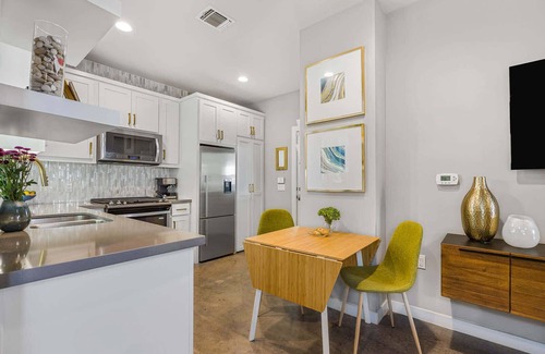 North Loop House | Central, Walkable, Close to UT! | The Loop