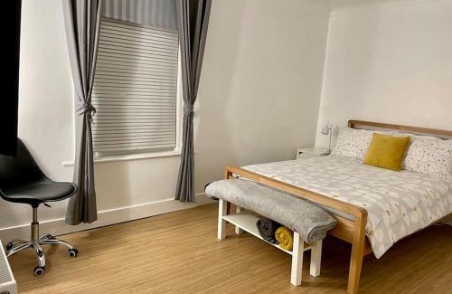 Worthing House | Central Worthing Holiday Home, 3 bedrooms, 600m from beach