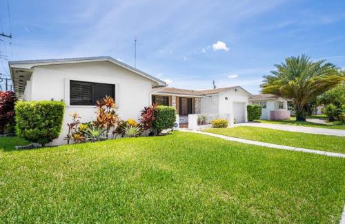 Miami Gardens House | Centrally Located 4BDR Pool Home in Miami