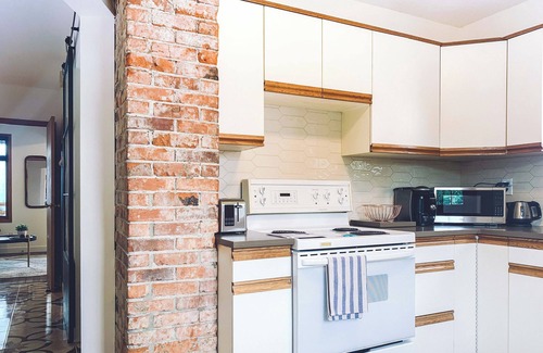 Inglewood House | Centrally Located Family Friendly Whole House. Pet Friendly!