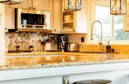 Oak Park House | Centrally located pet-friendly home.