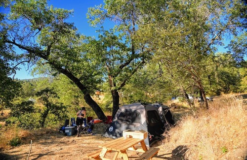 Pinehurst RV Rental | CG21 Campsite/Shower - Kings Canyon & Sequoia NP