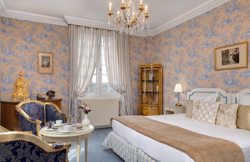 Saint-Etienne-de-Chigny Hotel | Château De Beauvois - La Maison Younan