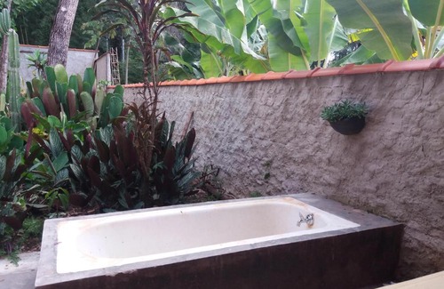 Sao Sebastiao das Aguas Claras Cabin | "Chalé Balines Oroboro" 1 - Casa com jardim de 150 m e cozinha completa em Macacos
