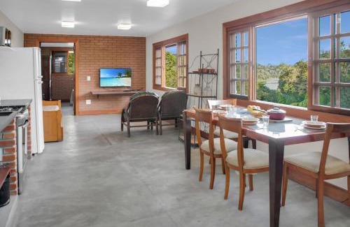 Taquacetuba Ski Chalet | Chalé Cobertura no Lago Piscina Churrasqueira