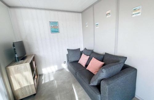 Jullouville-les-Pins Ski Chalet | Chalet élégant à Jullouville : plage, terrasse, piscine chauffée, 4 couchages - FR-1-361-534