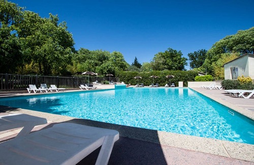 Montreal Ski Chalet | CHALET 5 -Terrace, garden furniture, beautiful view, swimming pool, summer entertainment