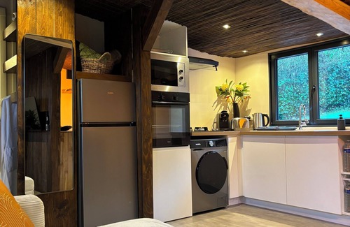Asnieres-sur-Oise Ski Chalet | Chalet and Spa in the heart of nature. Private garden and jacuzzi!