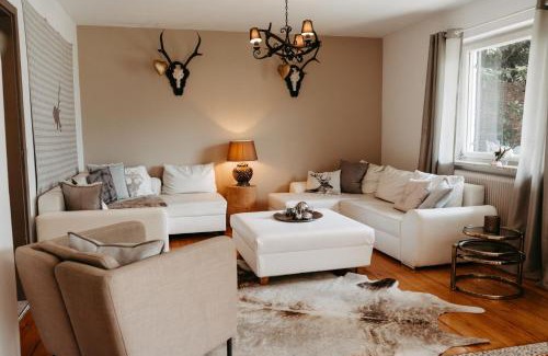 Golling an der Salzach Ski Chalet | Chalet Austria, up to 10 p, 15 min to salzburg city, garden with direct amazing mountainview, BBQ&bikes&sunbeds for free, 15 min sound of music