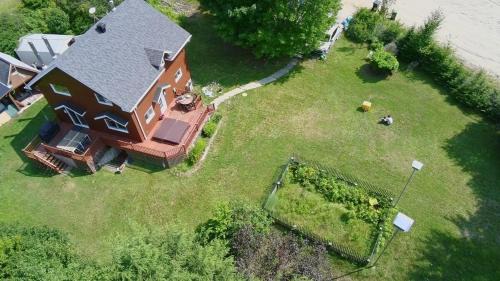 La Minerve Ski Chalet | Chalet by the Lake with Beach, Spa, Fire & Pool Table