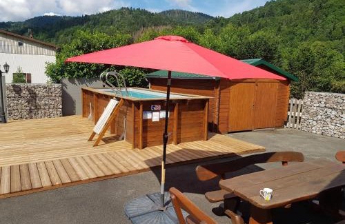 Cornimont Ski Chalet | Chalet chaleureux à Cornimont avec piscine privée