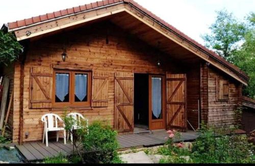 Louatre Ski Chalet | Chalet chaleureux à Louâtre avec piscine partagée