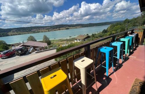 Montperreux Ski Chalet | Chalet Charmant rénové au bord du Lac St Point