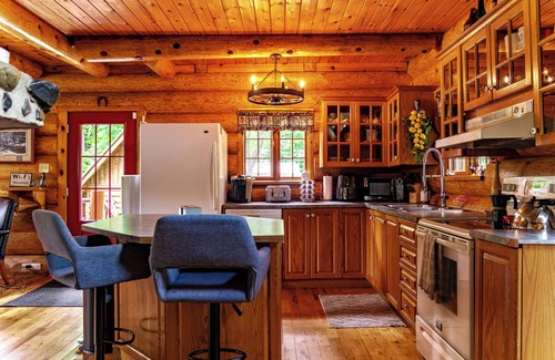 Orford Ski Chalet | Chalet en bois avec spa et vue sur la rivière, en pleine nature. Ami des chiens!