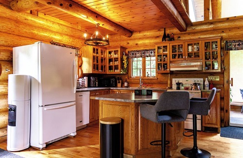 Orford Ski Chalet | Chalet en bois avec spa et vue sur la rivière, en pleine nature. Ami des chiens!