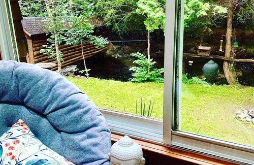 Orford Ski Chalet | Chalet en bois avec spa et vue sur la rivière, en pleine nature. Ami des chiens!