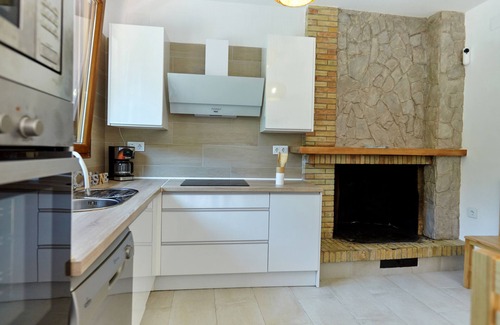 Villanueva del Arzobispo Ski Chalet | Chalet 'Villa Ibáñez' with Lake Views and Air Conditioning