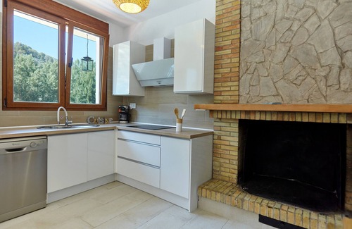 Villanueva del Arzobispo Ski Chalet | Chalet 'Villa Ibáñez' with Lake Views and Air Conditioning