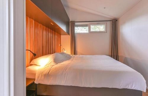Hoogersmilde Ski Chalet | Chalet in Dutch Park with Garden and Terrace