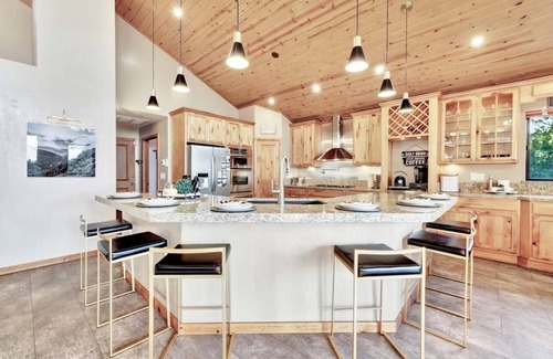 Sierra Pines Cabin | Chalet in the Woods-Private Yard-2 Master Suites-EV Charger-Pets