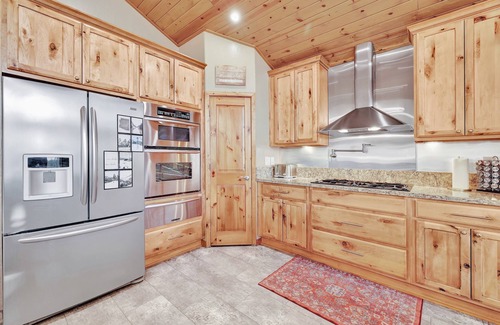 Sierra Pines Cabin | Chalet in the Woods-Private Yard-2 Master Suites-EV Charger-Pets