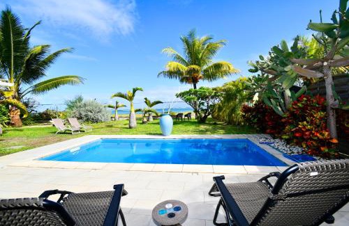Surinam Ski Chalet | Chalet Kestrel with pool on the beach