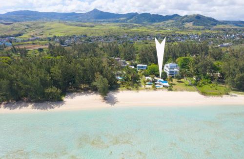 Surinam Ski Chalet | Chalet Kestrel with pool on the beach