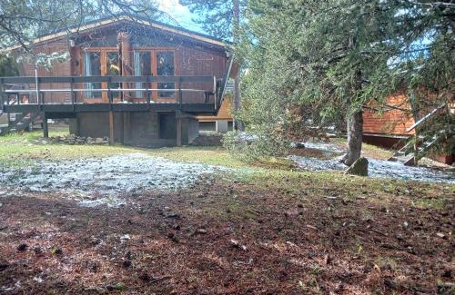 Pyrenees 2000 Ski Chalet | Chalet l'Epicéa rénové dans la forêt, T3 avec terrasse & jardin à 5 min à pied des pistes P2000