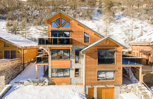 Pra Loup Ski Chalet | Chalet Lumière: Luxurious 16-Person Chalet, Near Lift, Beds Made on Arrival, Pra Loup