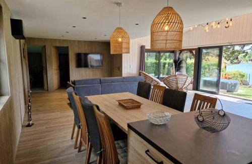 Saint-Sauveur-les-Bray Ski Chalet | Chalet moderne au bord d'un lac