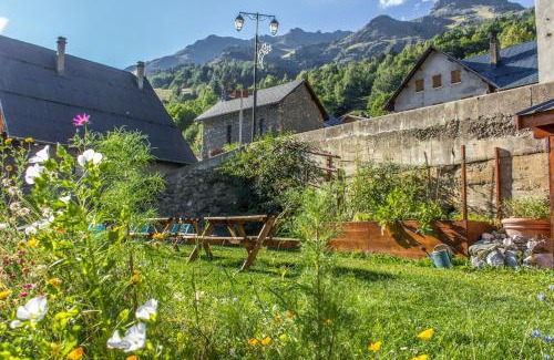 Vaujany Ski Chalet | Chalet Rostaing - Incredible vaulted ceiling dining room and breathtaking garden