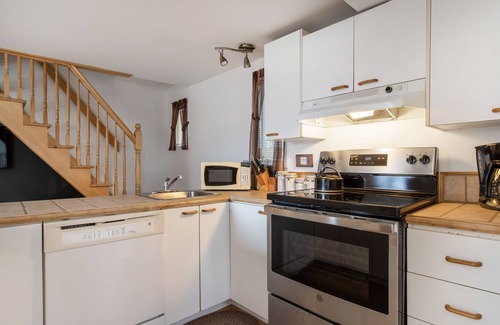 Baie-St-Paul Cottage | Chalet rustique avec VUE et SPA