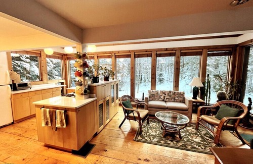 Whitingham Ski Chalet | Chalet- Stream, A/C, Hot Tub, min to Lake and Ski