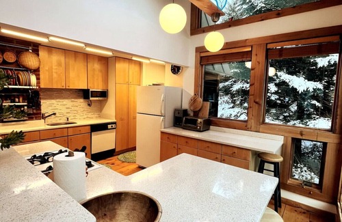 Whitingham Ski Chalet | Chalet- Stream, A/C, Hot Tub, min to Lake and Ski