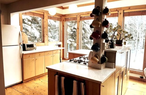 Whitingham Ski Chalet | Chalet- Stream, A/C, Hot Tub, min to Lake and Ski