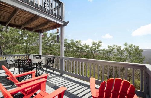Romney House | Chalet w Hot Tub Fire Pit Deck Grill & Games