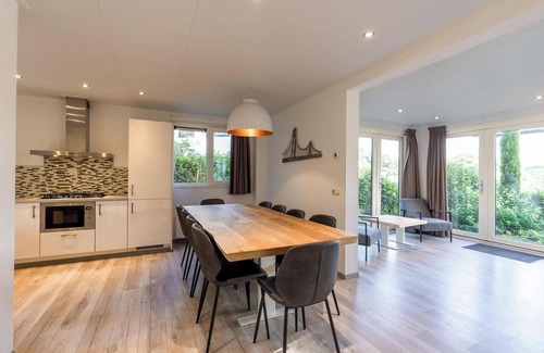 Langeberg House | Chalet with 5 bedrooms, 2 bathrooms and traditional sauna