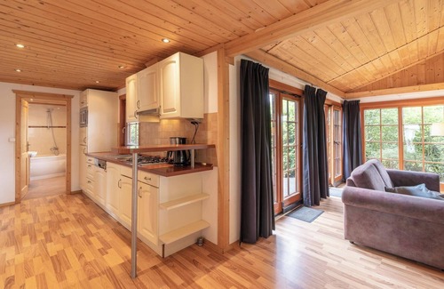 Langeberg House | Chalet with an open-plan kitchen and dishwasher