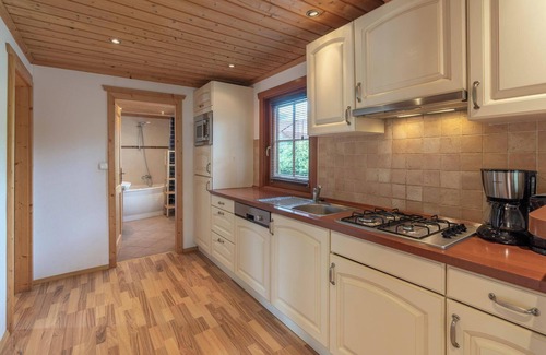 Langeberg House | Chalet with an open-plan kitchen and dishwasher